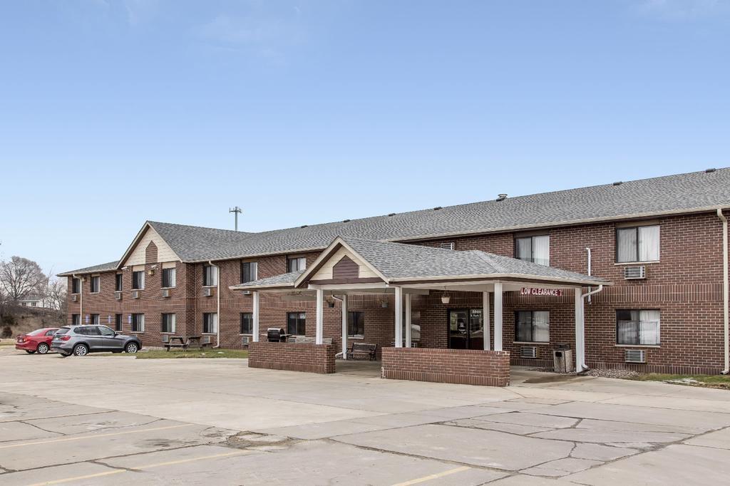 Econo Lodge Inn & Suites Dubuque Exterior photo